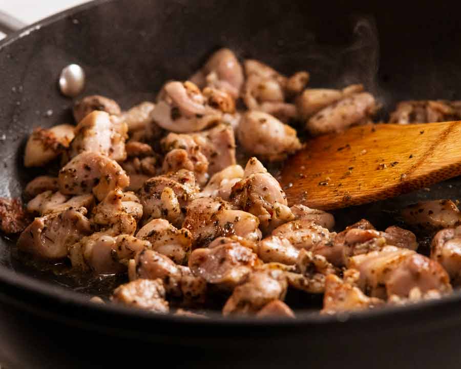 Pollo sazonado chisporroteante para hornear pasta de pollo