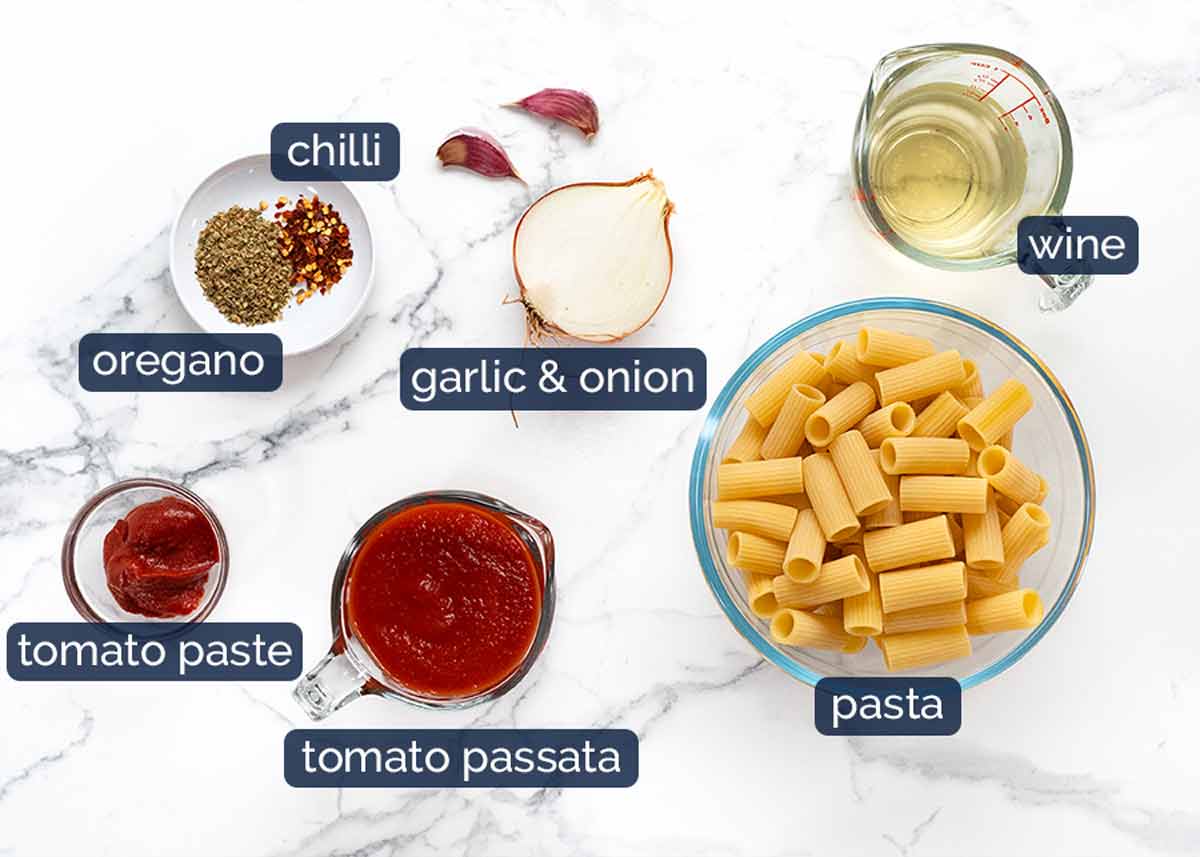 Ingredientes en la pasta de pollo al horno