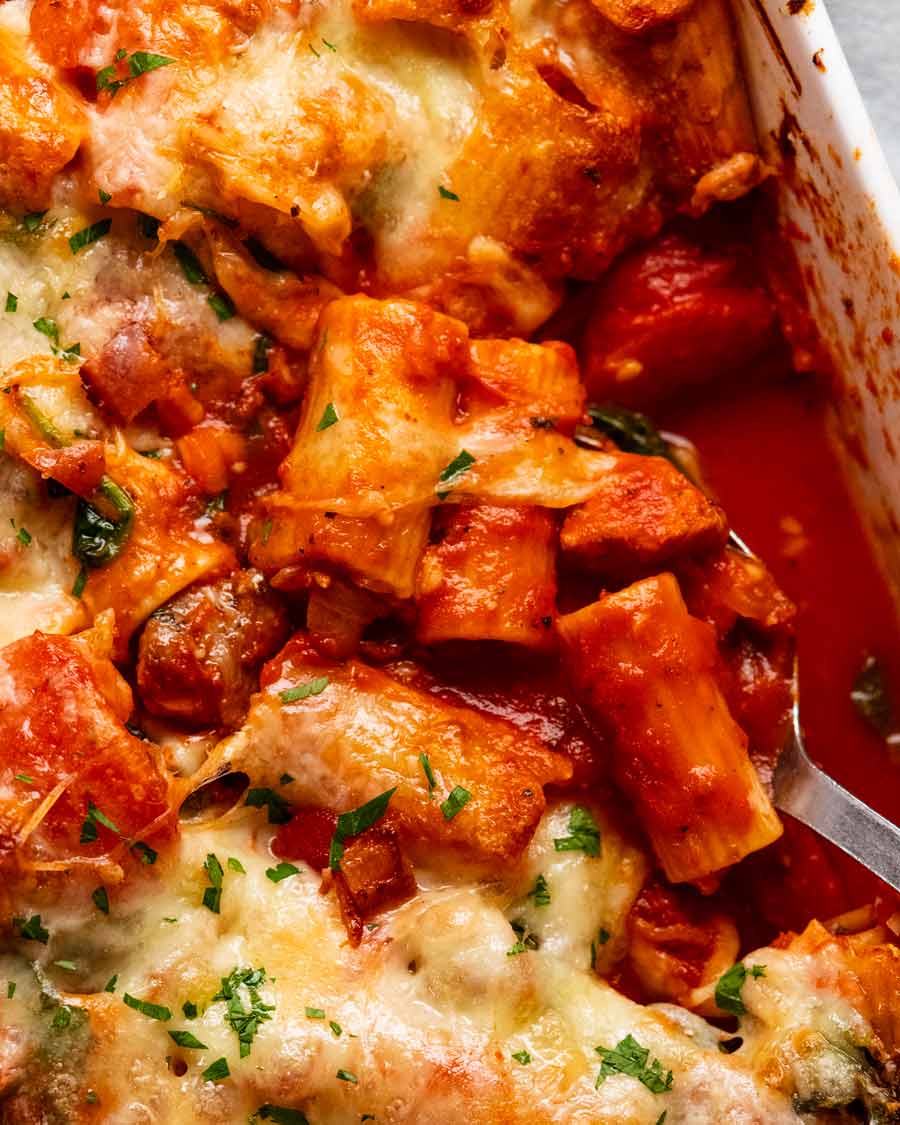 Cerca de hornear pasta de pollo