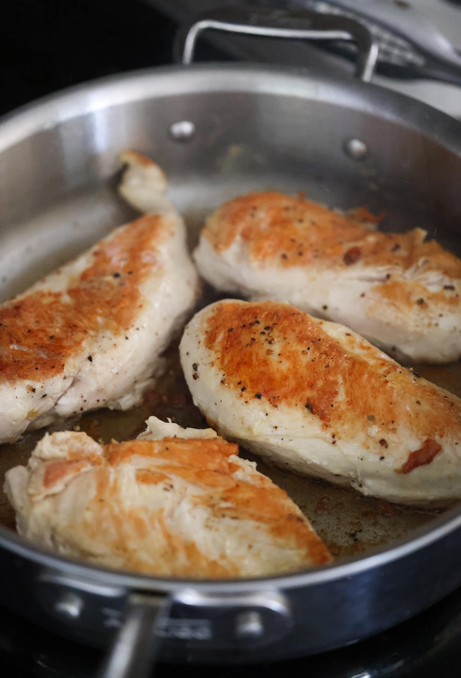 Aprende a hacer pollo desmenuzado de forma fácil y rápida con esta sencilla y deliciosa receta. ¡Perfecto para usar en ensaladas, guisos, tacos y más! pollo dorado en una sartén