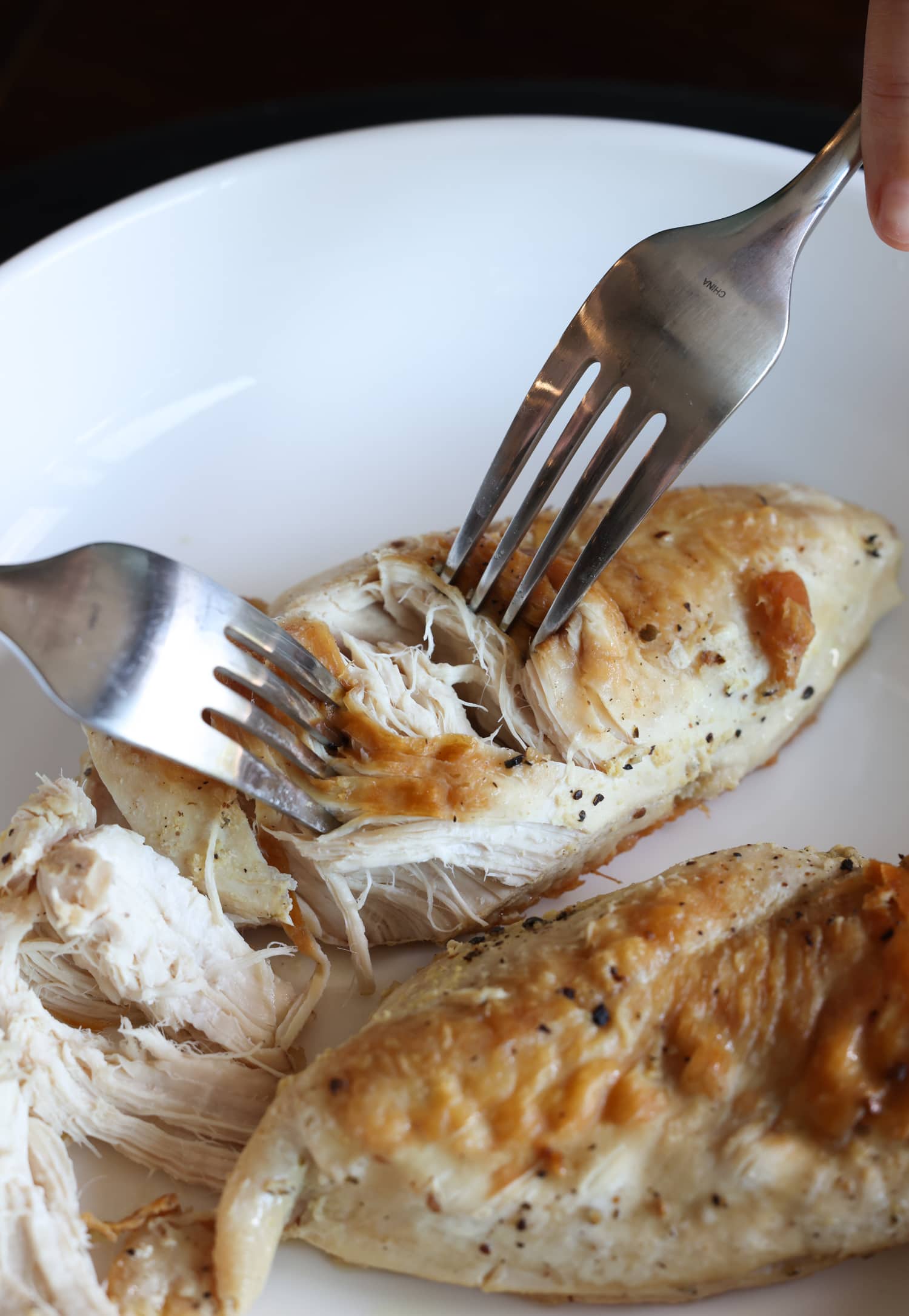 Aprende a hacer pollo desmenuzado de forma fácil y rápida con esta sencilla y deliciosa receta. ¡Perfecto para usar en ensaladas, guisos, tacos y más! desmenuzar pechugas de pollo cocidas con tenedores