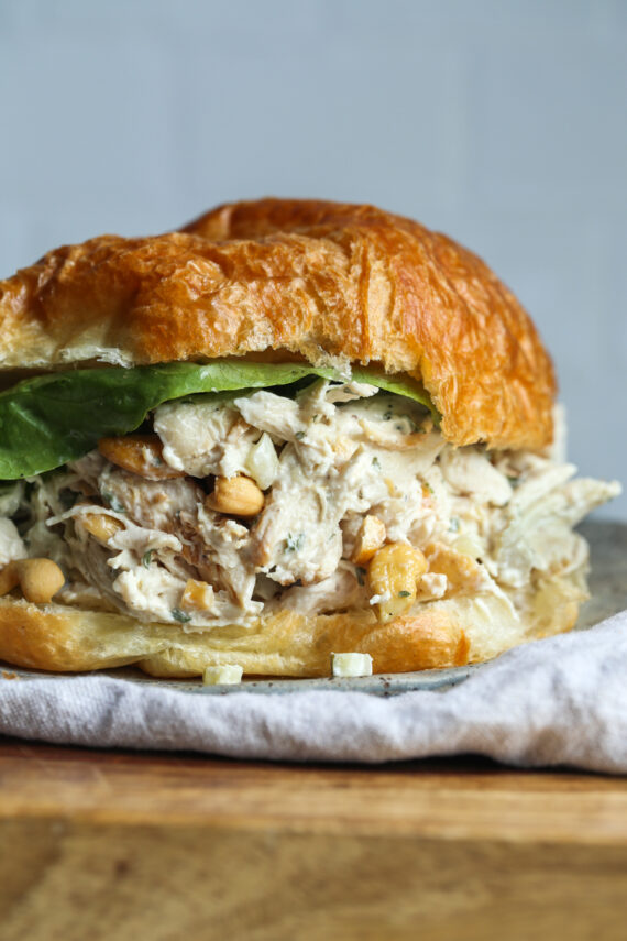 Receta fácil de ensalada de pollo en un croissant
