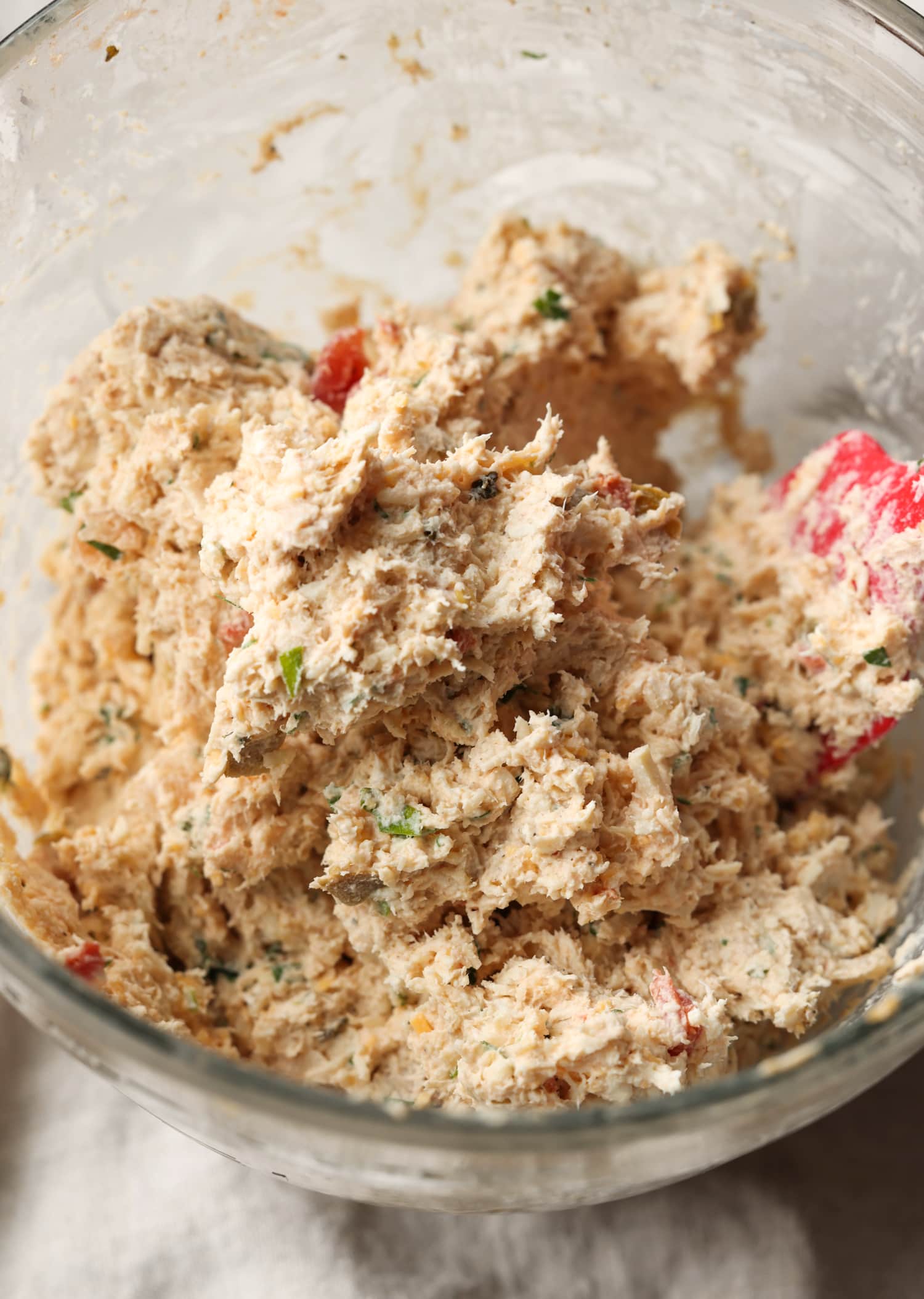 La receta de taquitos de pollo con queso son tortillas crujientes rellenas de pollo, quesos y condimentos, ¡una idea súper fácil para cenar en el área de los taquitos! mezcla de taquitos de pollo