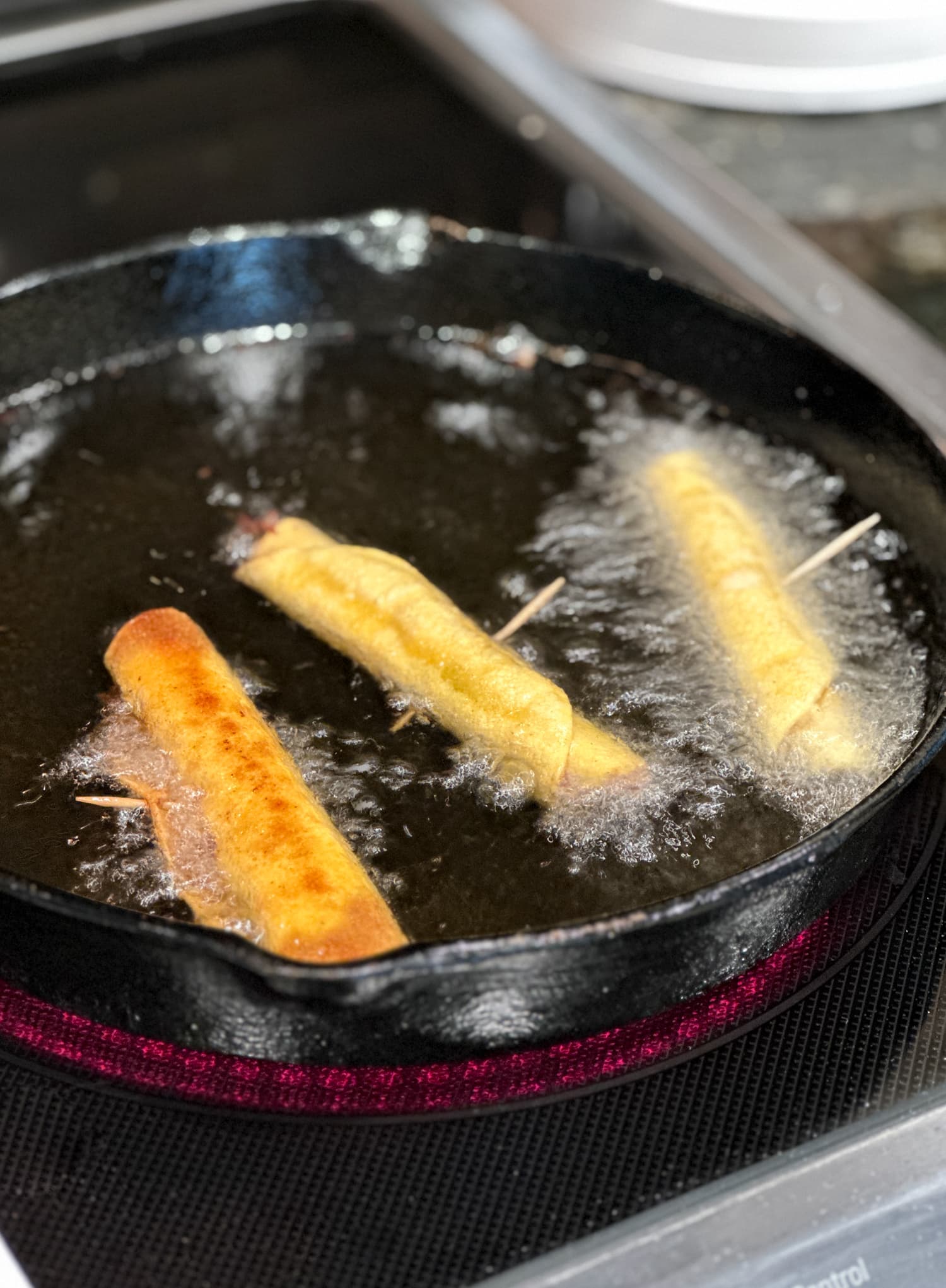 La receta de taquitos de pollo con queso son tortillas crujientes rellenas de pollo, quesos y condimentos, ¡una idea súper fácil para cenar en el área de los taquitos! Freír taquitos de pollo en una sartén de hierro fundido