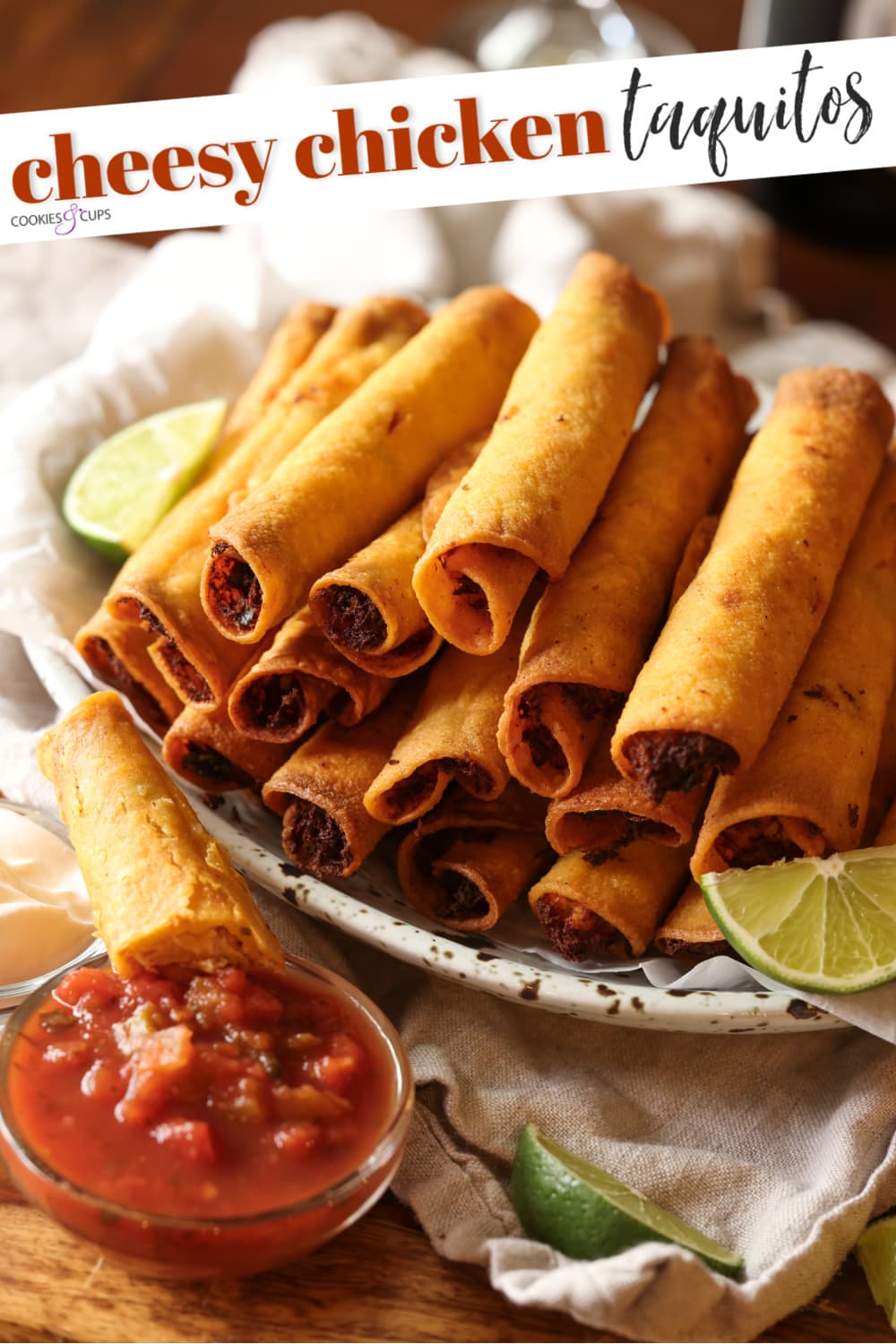 La receta de taquitos de pollo con queso son tortillas crujientes rellenas de pollo, quesos y condimentos, ¡una idea súper fácil para cenar en el área de los taquitos! Taquitos De Pollo Con Queso Pinterest