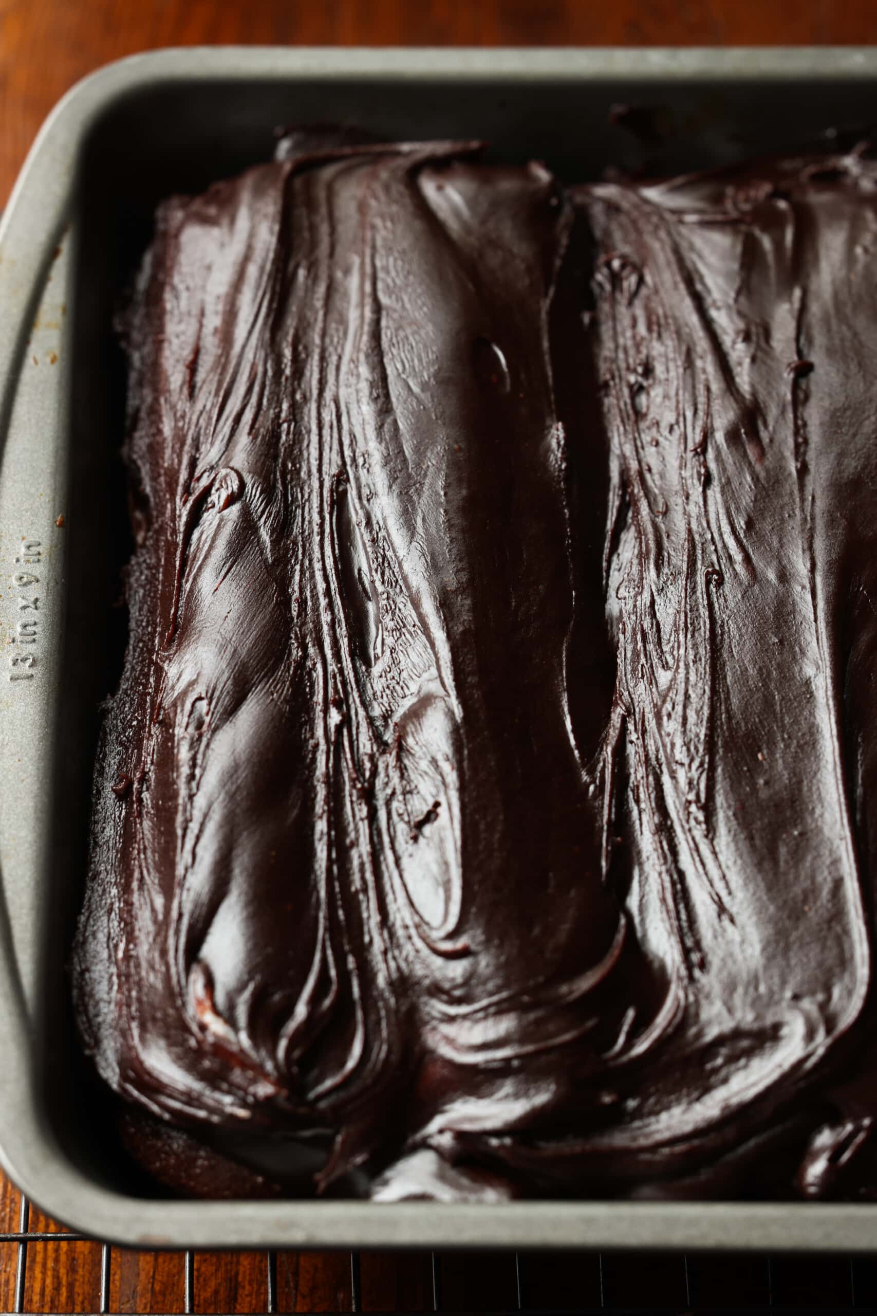 Pastel untado con glaseado de ganache de chocolate en un molde de 9x13
