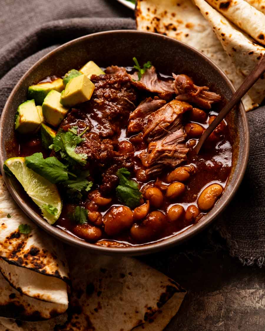 Tazón de Cerdo con Chipotle Mexicano y Frijoles