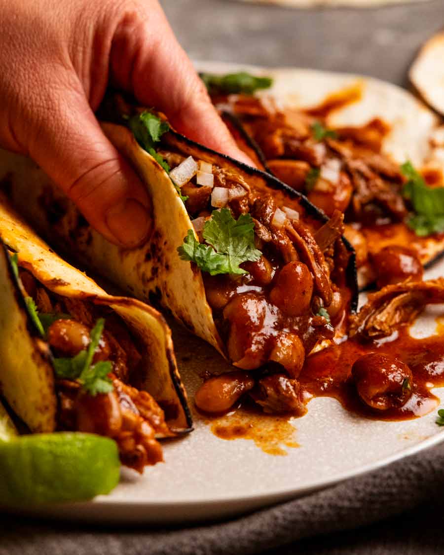 Taco de tortilla relleno de Chipotle Mexicano y Frijoles