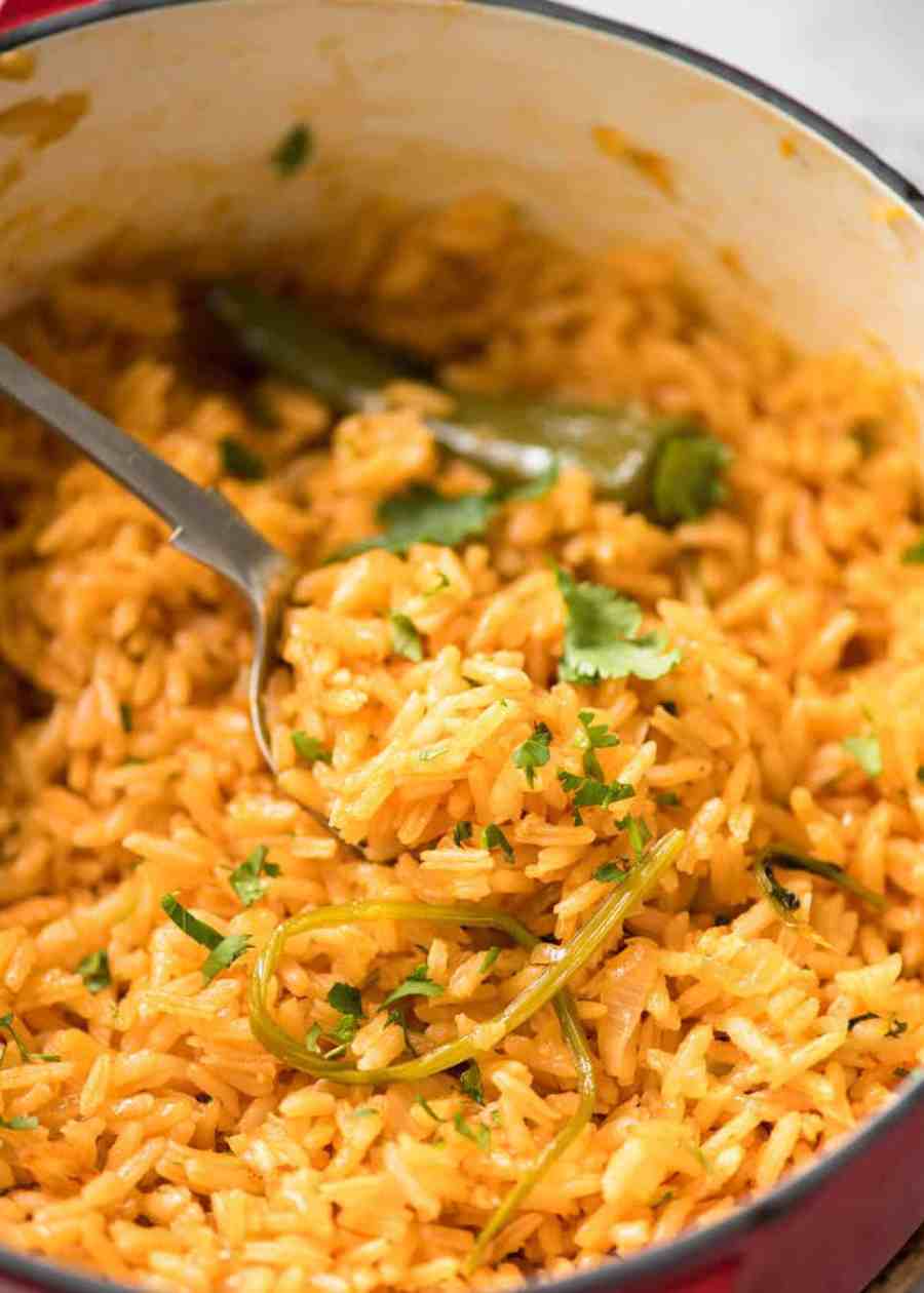 Arroz Rojo Mexicano (Arroz Rojo), esponjoso y bellamente sazonado.  ¡Realmente me gusta lo que obtienes en los restaurantes!  recetatineats.com