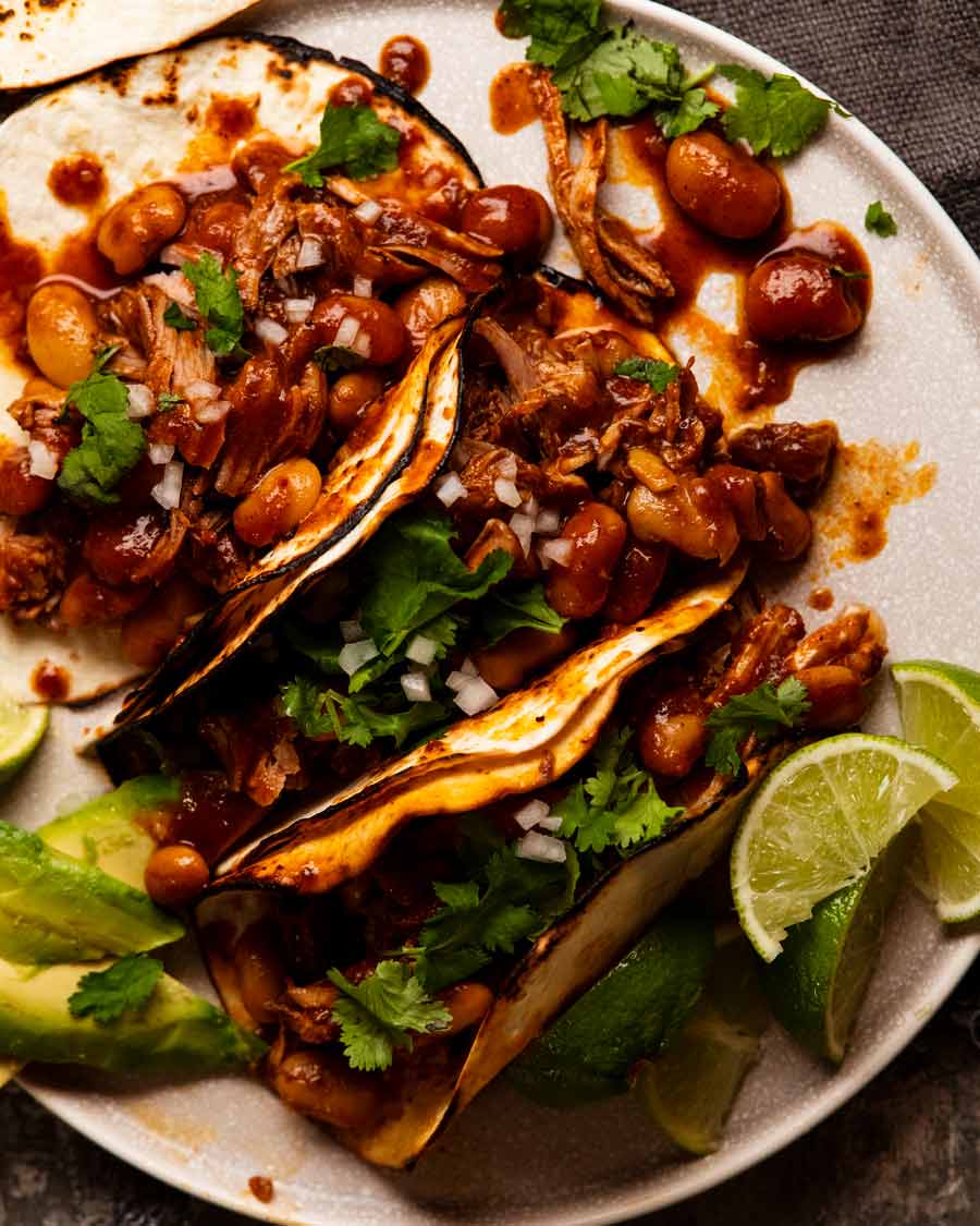 Plato de tortillas rellenas con Chipotle Mexicano y Frijoles