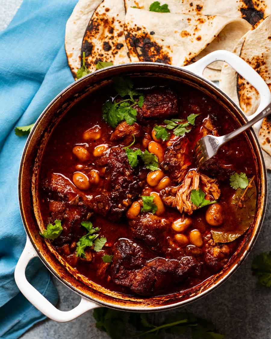 Olla de cerdo y frijoles mexicanos con chipotle recién cocinados