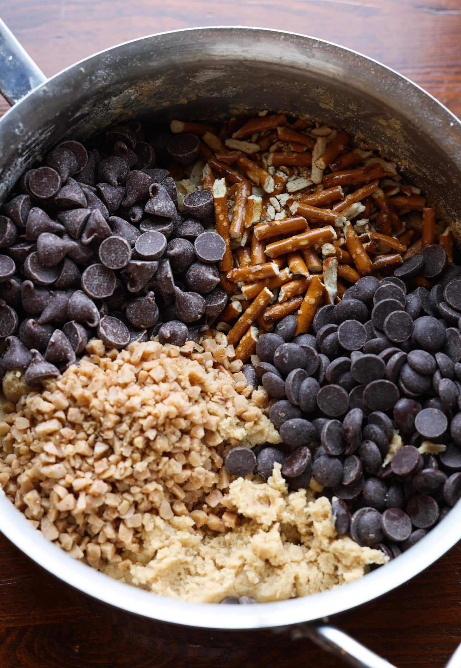 masa para galletas con pretzels, chispas de chocolate y trocitos de caramelo antes de mezclarlos