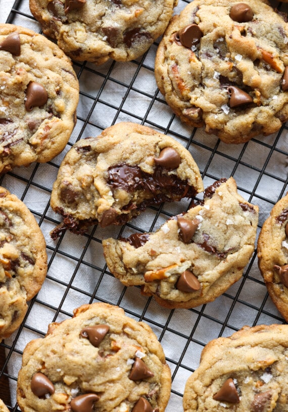 Una galleta rota por la mitad en una rejilla de enfriamiento de alambre