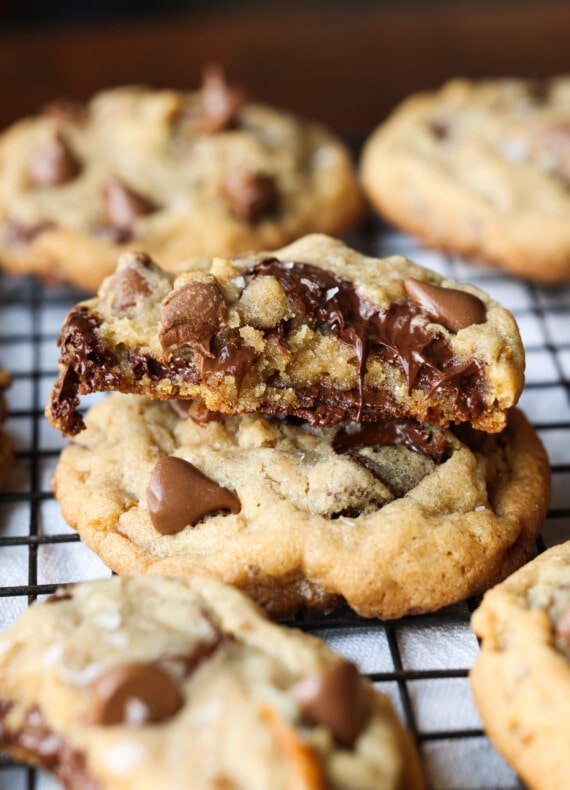Galleta rota apilada en otra con chispas de chocolate derretidas