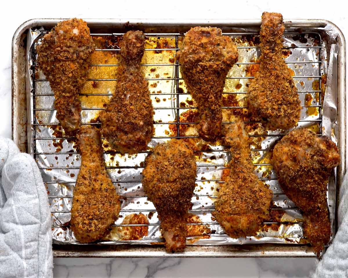 Muslos de pollo desmenuzados crujientes recién cocinados
