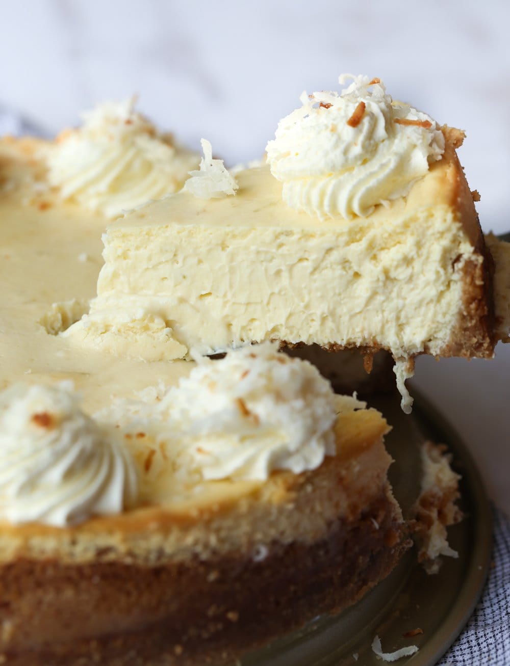 Rebanar y servir tarta de queso con lima
