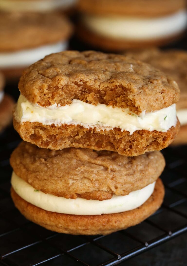 Dos galletas sándwich Key Lime Pie apiladas una sobre la otra, a la que le falta un bocado en la galleta superior.
