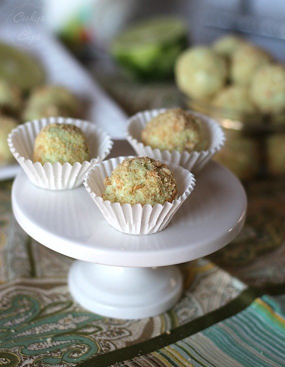 Imagen de trufas Key Lime Pie en un puesto de pasteles