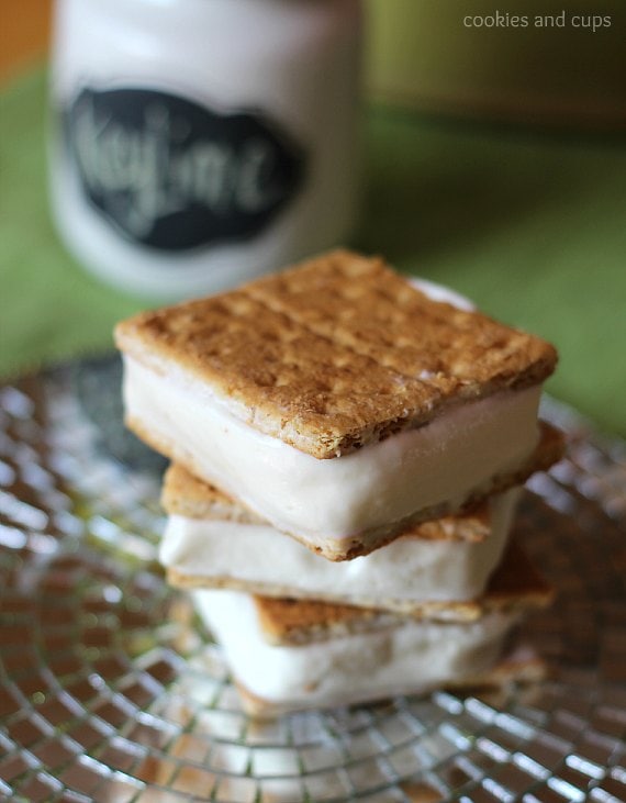 Imagen de sándwiches de helado Key Lime Pie, apilados