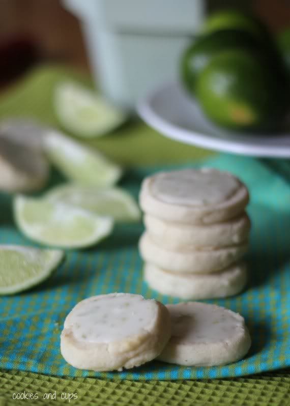 Key Lime Meltaway Shortbread cookies en una pila