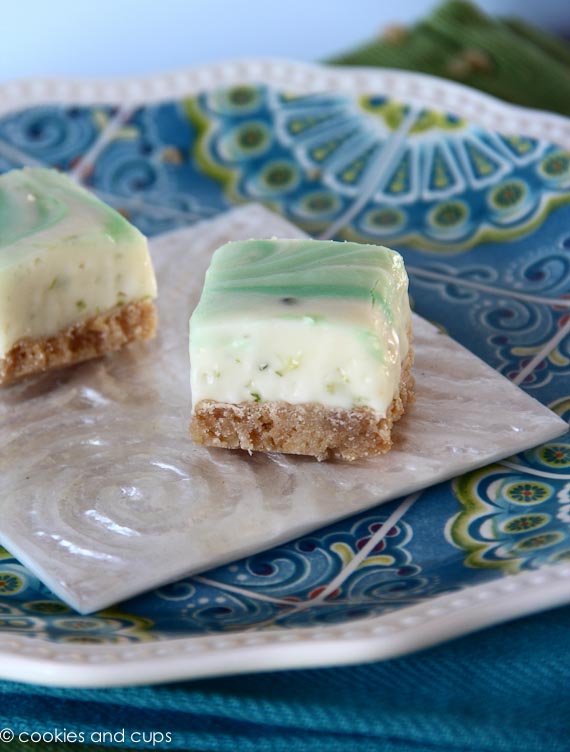 Dos barras de fudge de lima en un plato cuadrado blanco.