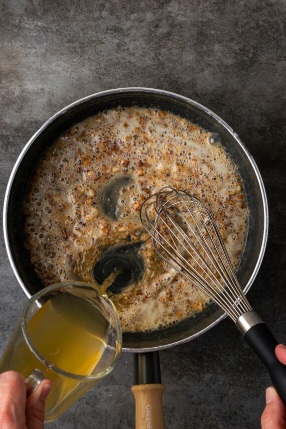 Lasaña cremosa de pollo rebosante de capas de pollo jugoso, fideos tiernos y salsa blanca casera sedosa con abundante queso derretido. El caldo de pollo se bate en un roux de harina, mantequilla, ajo y chalote en una sartén.