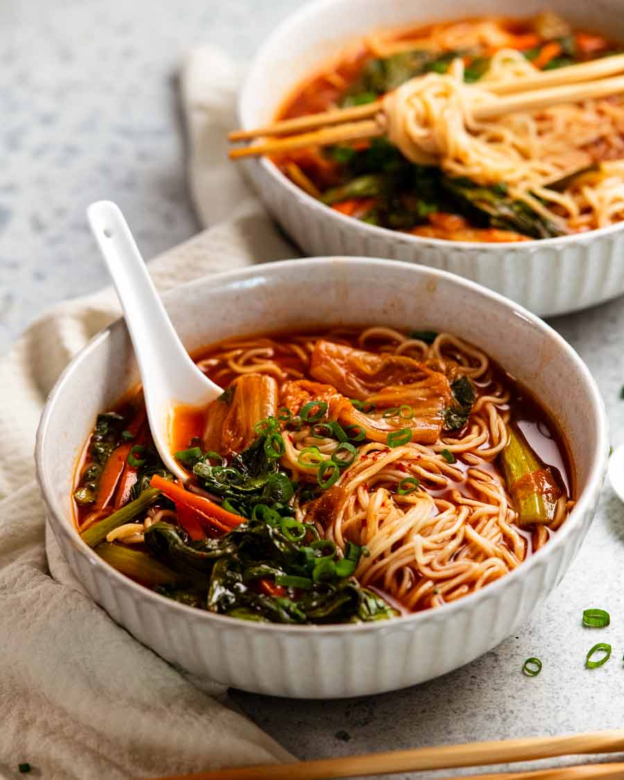 Sopa de fideos coreana picante lista para comer