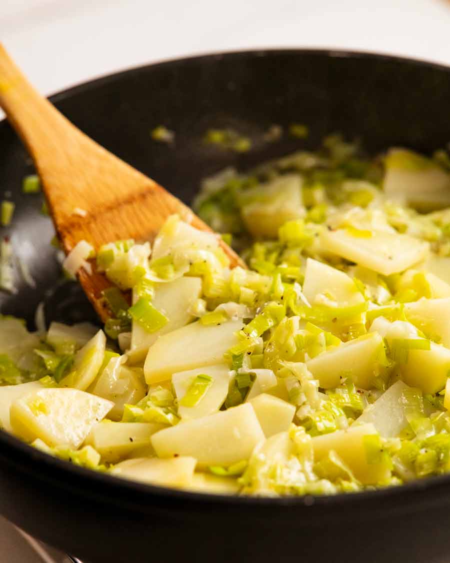 Hacer Pescado a la crema sobre patatas gratinadas