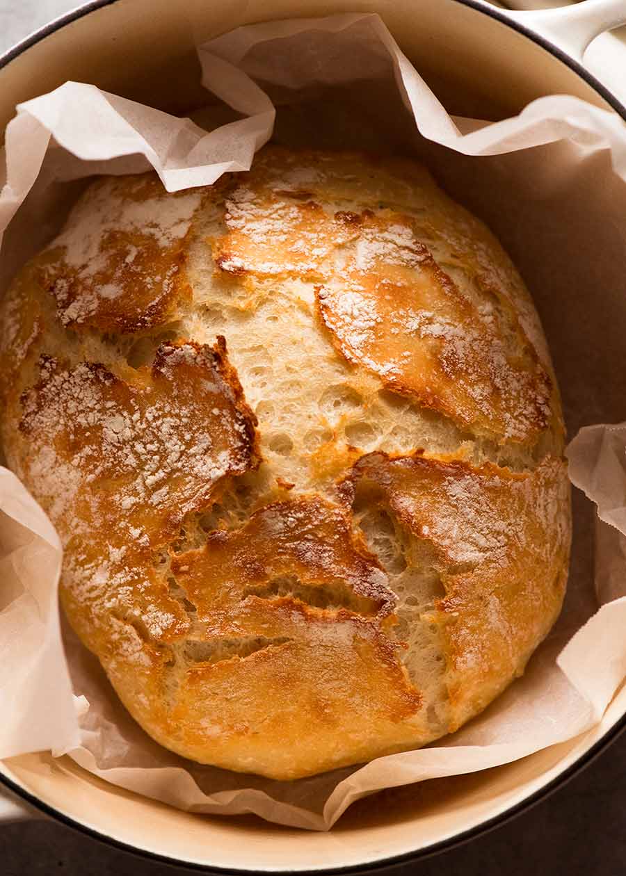 Pan artesanal sin amasar en horno holandés recién salido del horno