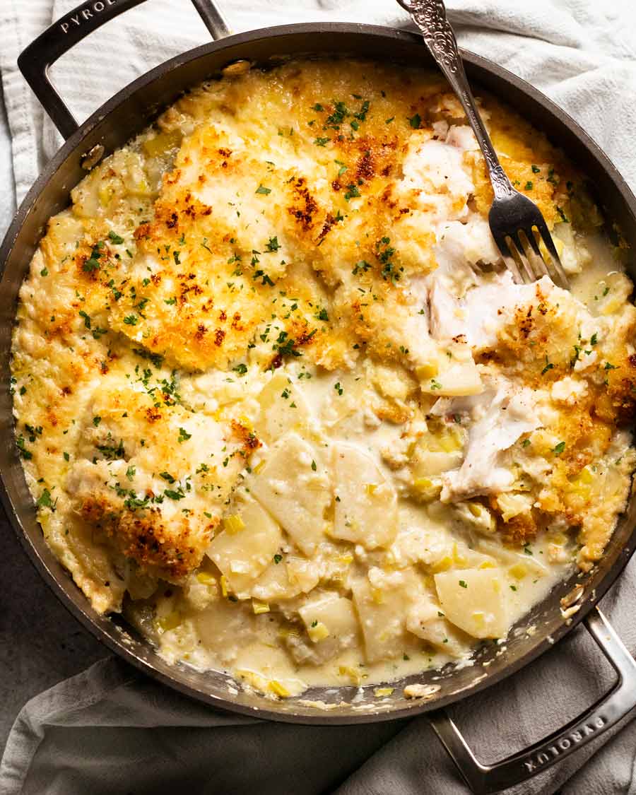 Pescado recién cocinado a la crema sobre gratinado de patata
