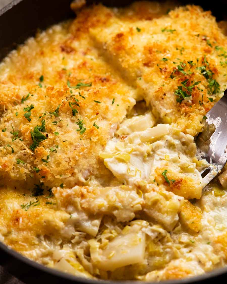 Scooping Cremoso de pescado sobre patata gratinada