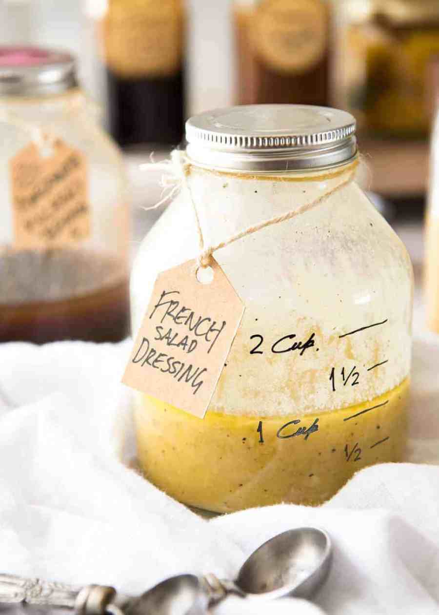 Aderezo para ensaladas francesas (vinagreta francesa): hecho con aceite de oliva, mostaza, vinagre de vino blanco y eschalot/chalote.  Se mantiene hasta por 2 semanas.  www.recipetineats.com