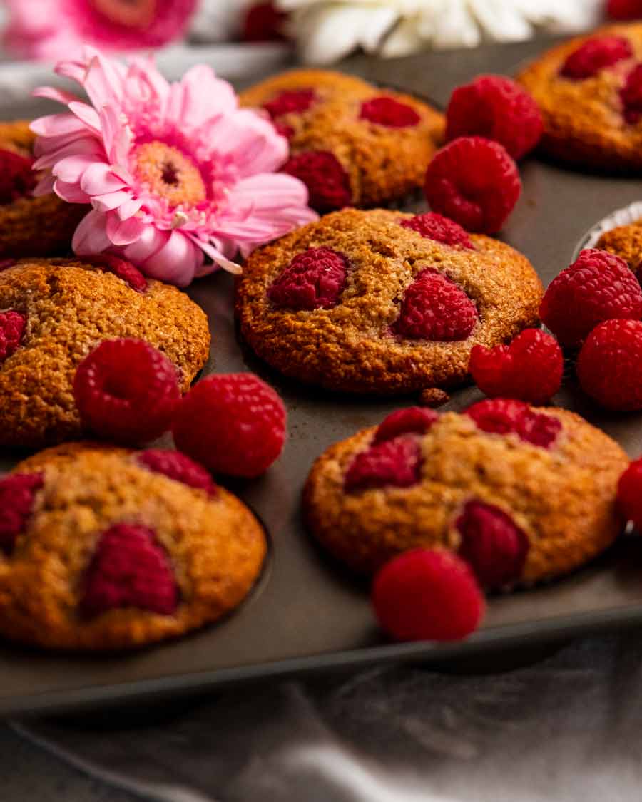 Muffins de desayuno listos para llevar en un molde para muffins