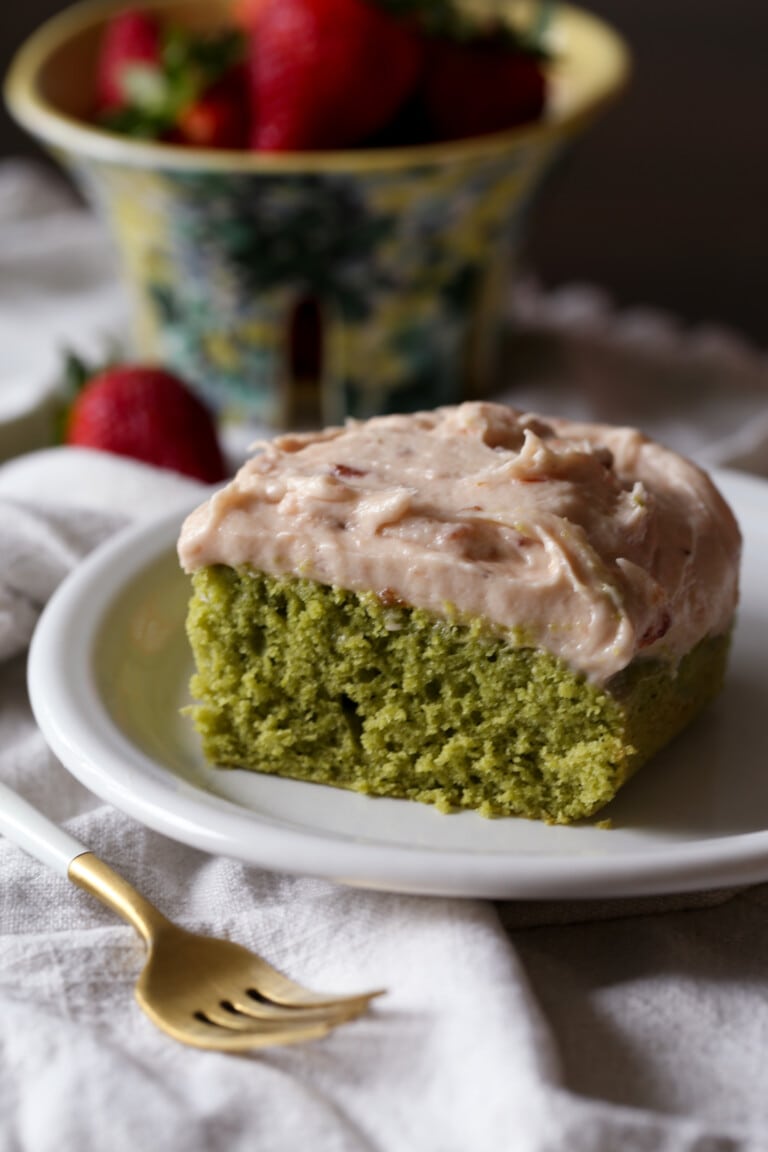 rebanada de pastel de matcha con glaseado de fresa