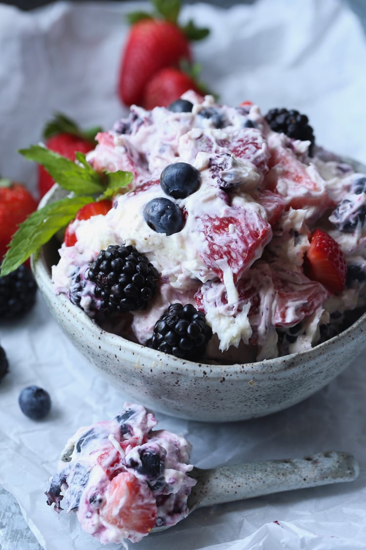 Ensalada Berry Ambrosia servida en un tazón blanco.