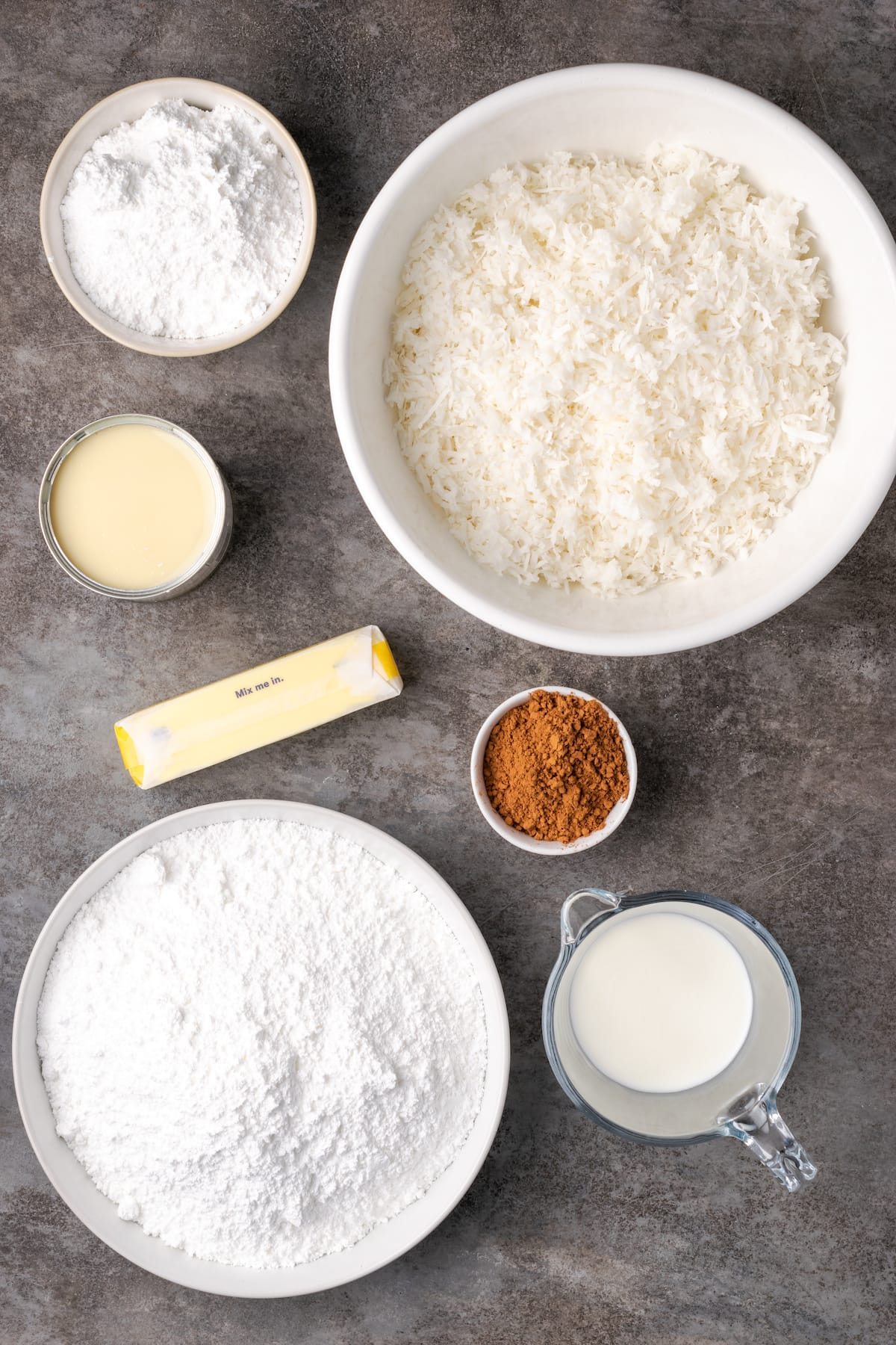 Los ingredientes para el relleno de coco y el glaseado de chocolate.