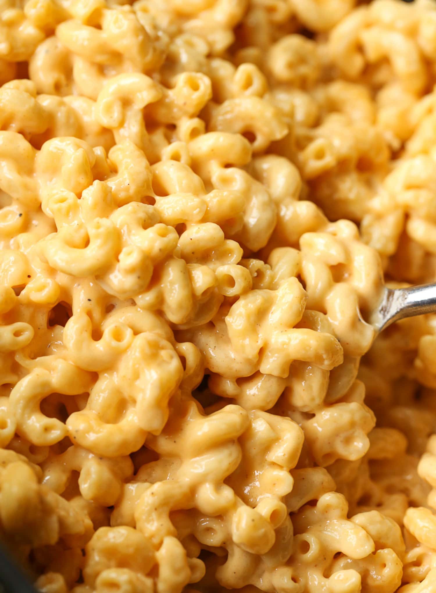 Macarrones con queso hechos en una olla de barro