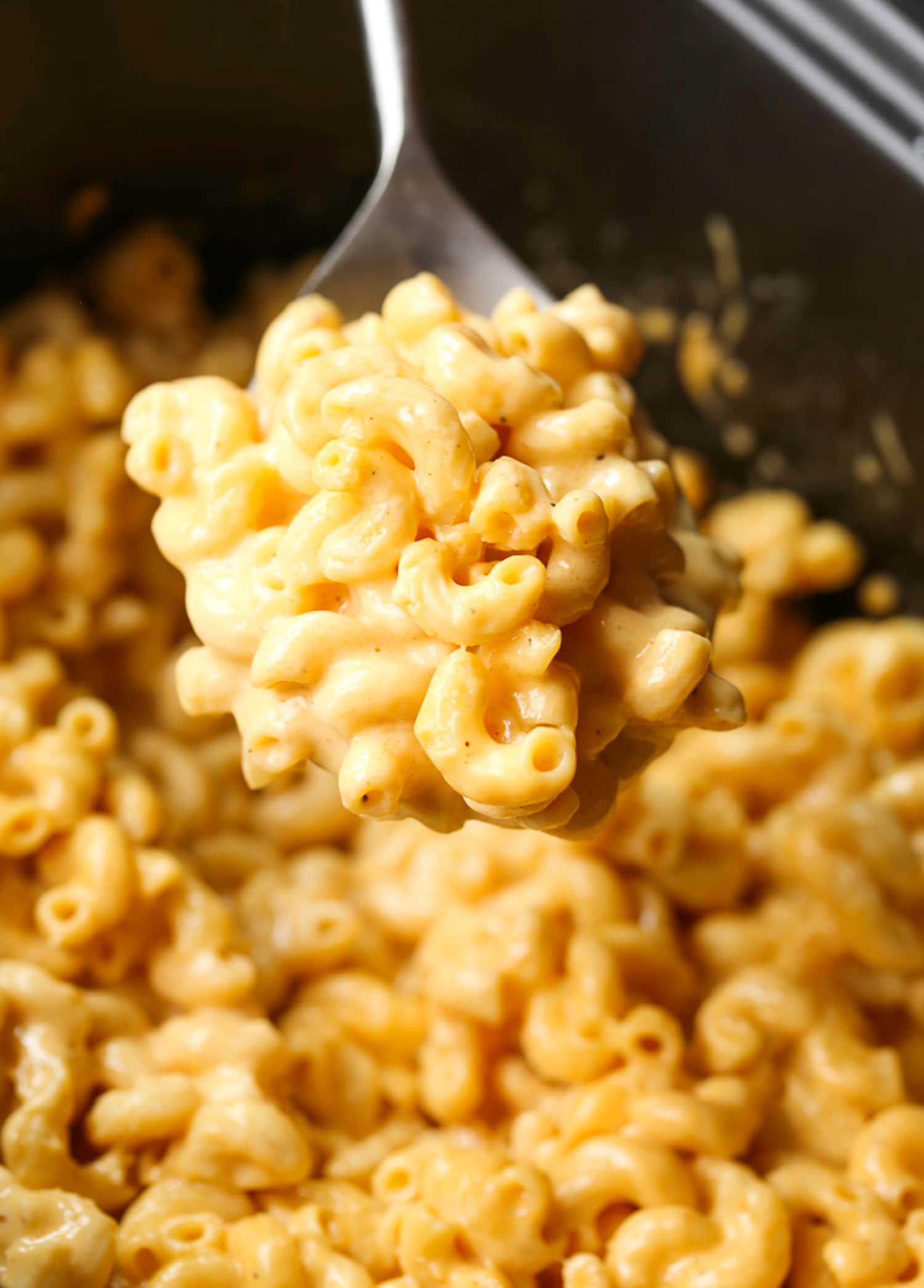 Una cucharada de macarrones con queso de una olla de cocción lenta