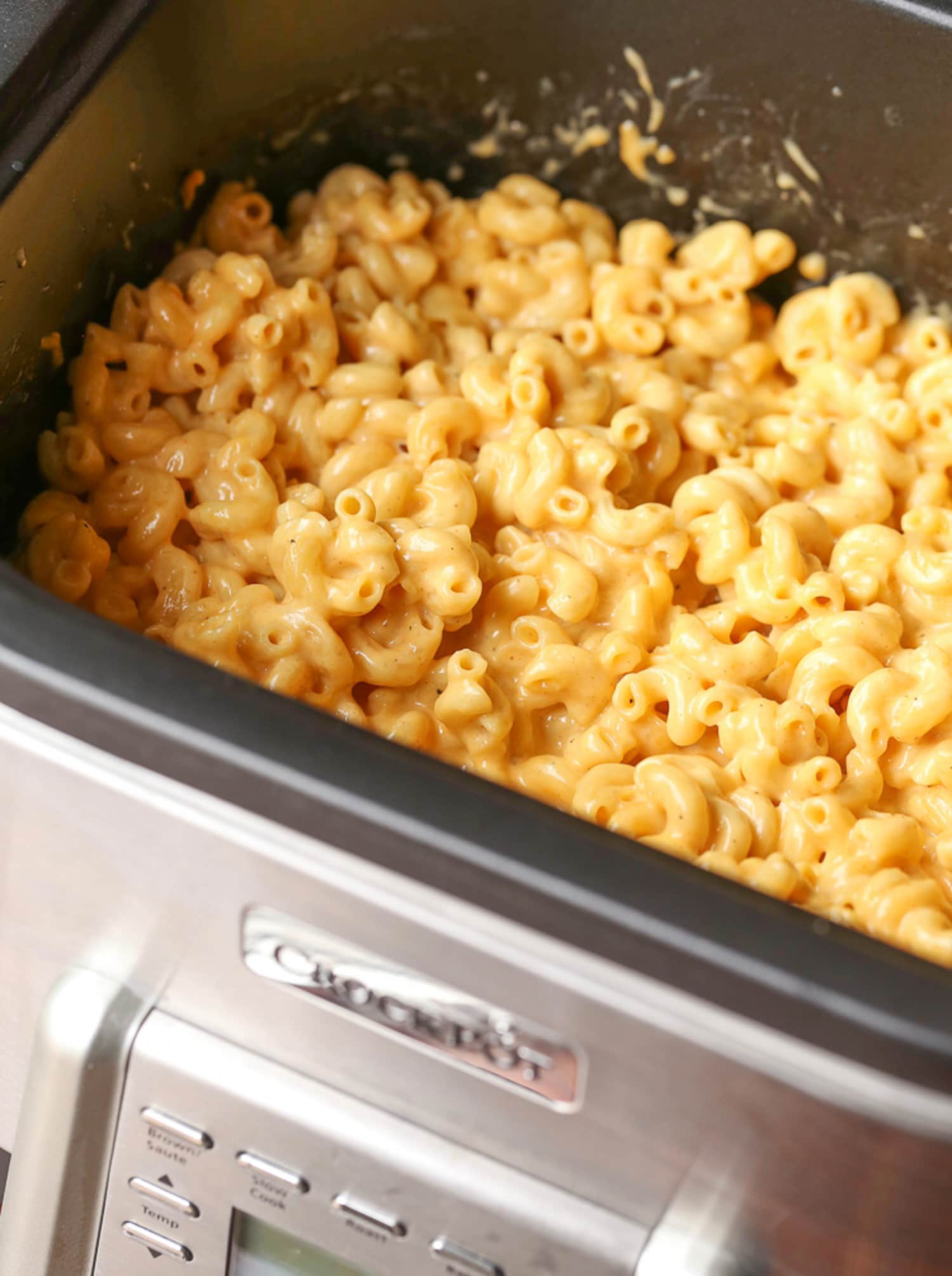 Macarrones con queso cocinados en una olla de barro