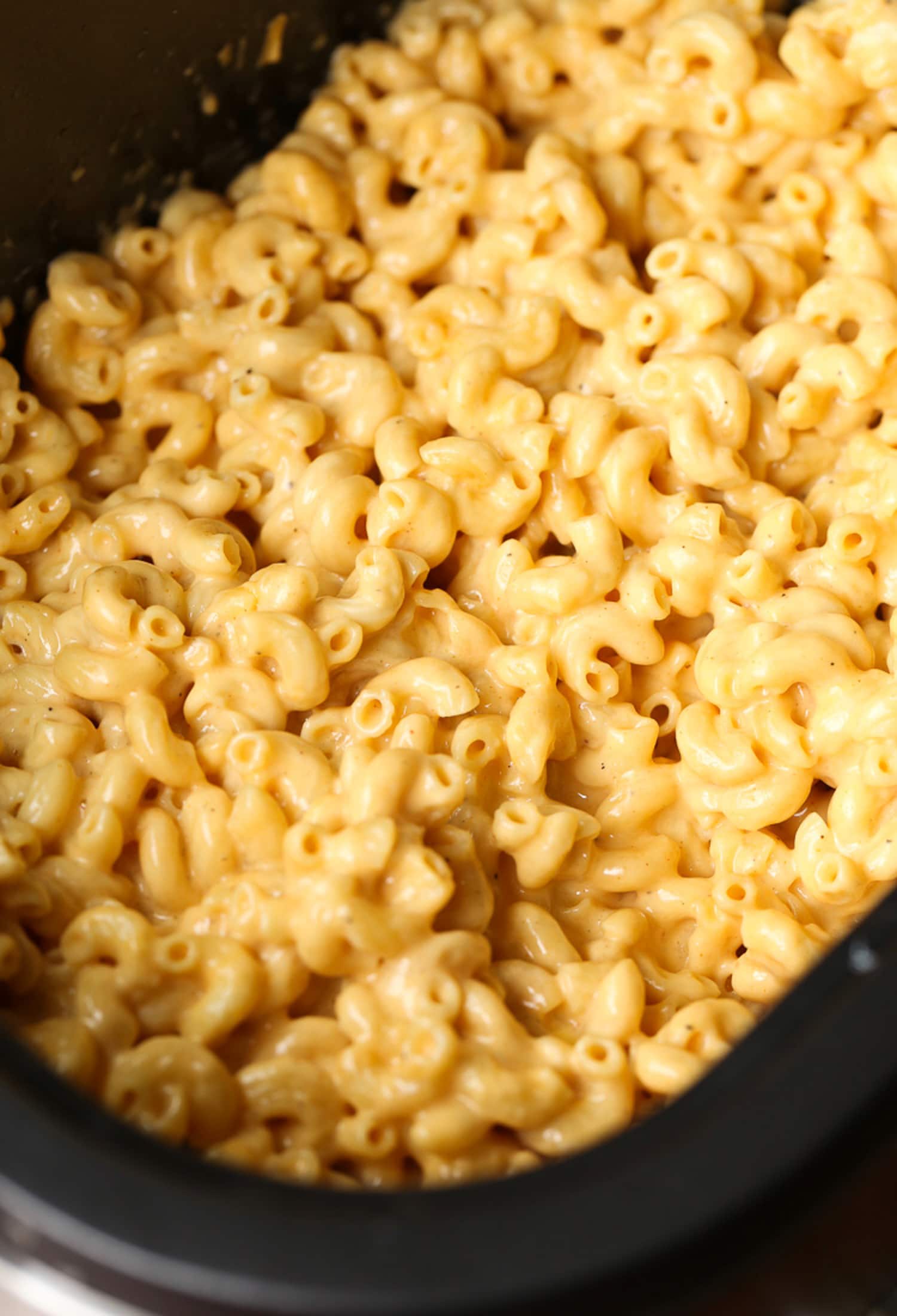 Cremosos macarrones con queso en una olla de cocción lenta