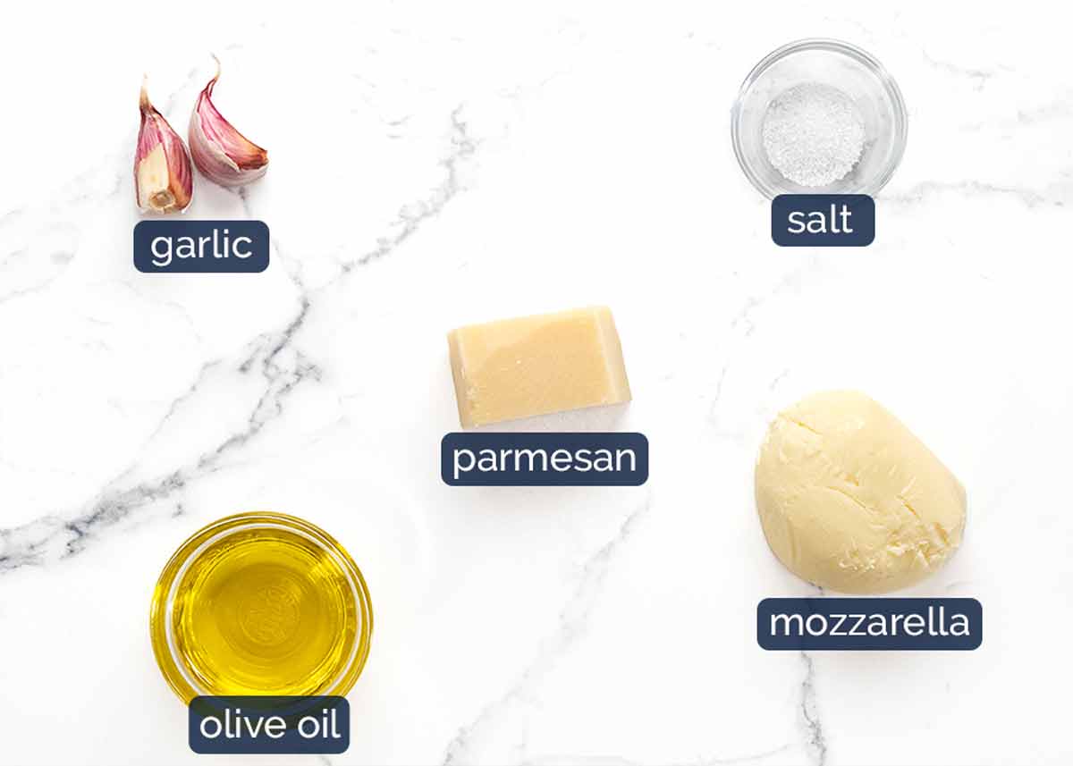 Ingredientes en la pizza de queso con ajo