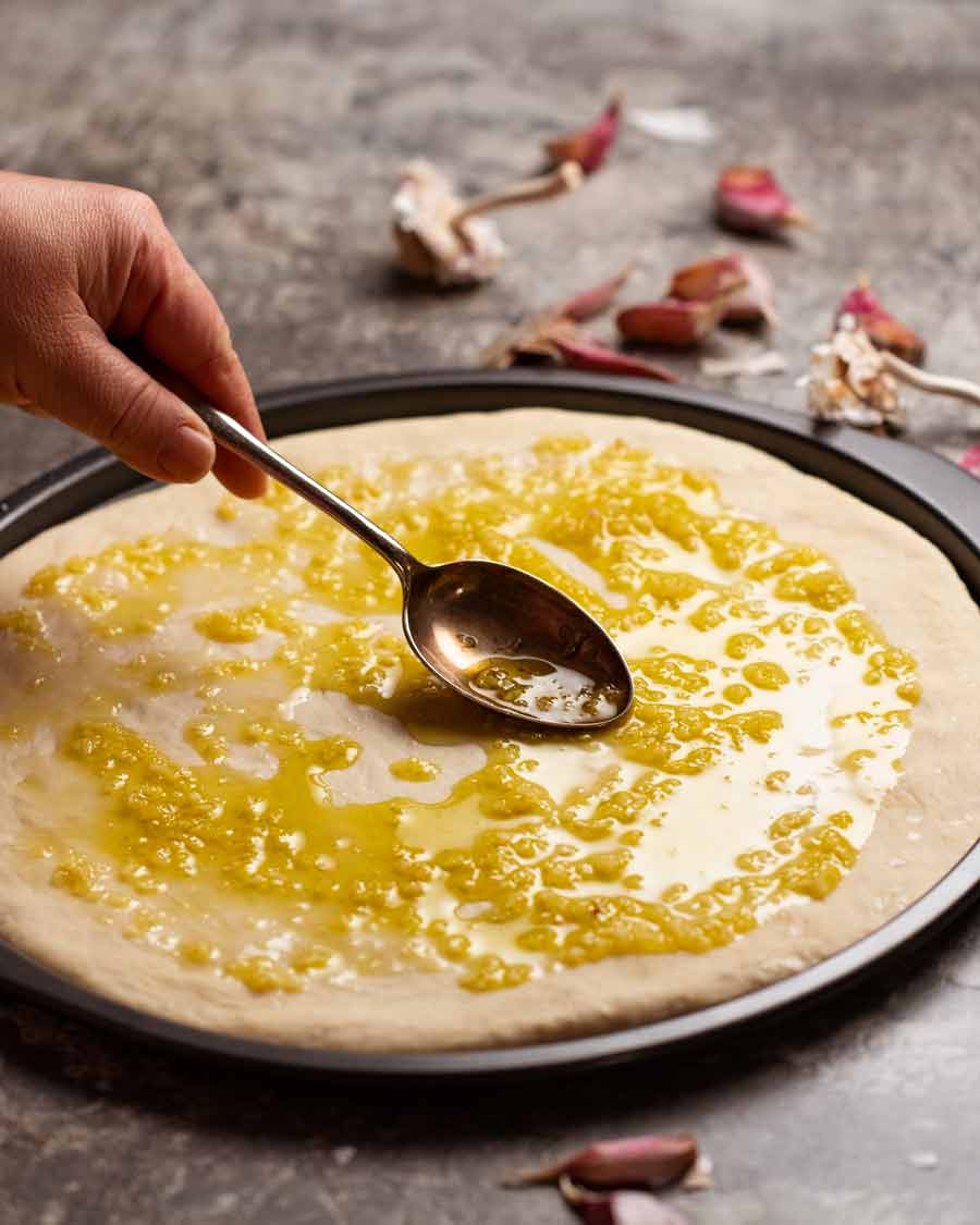 Hacer pizza de queso con ajo