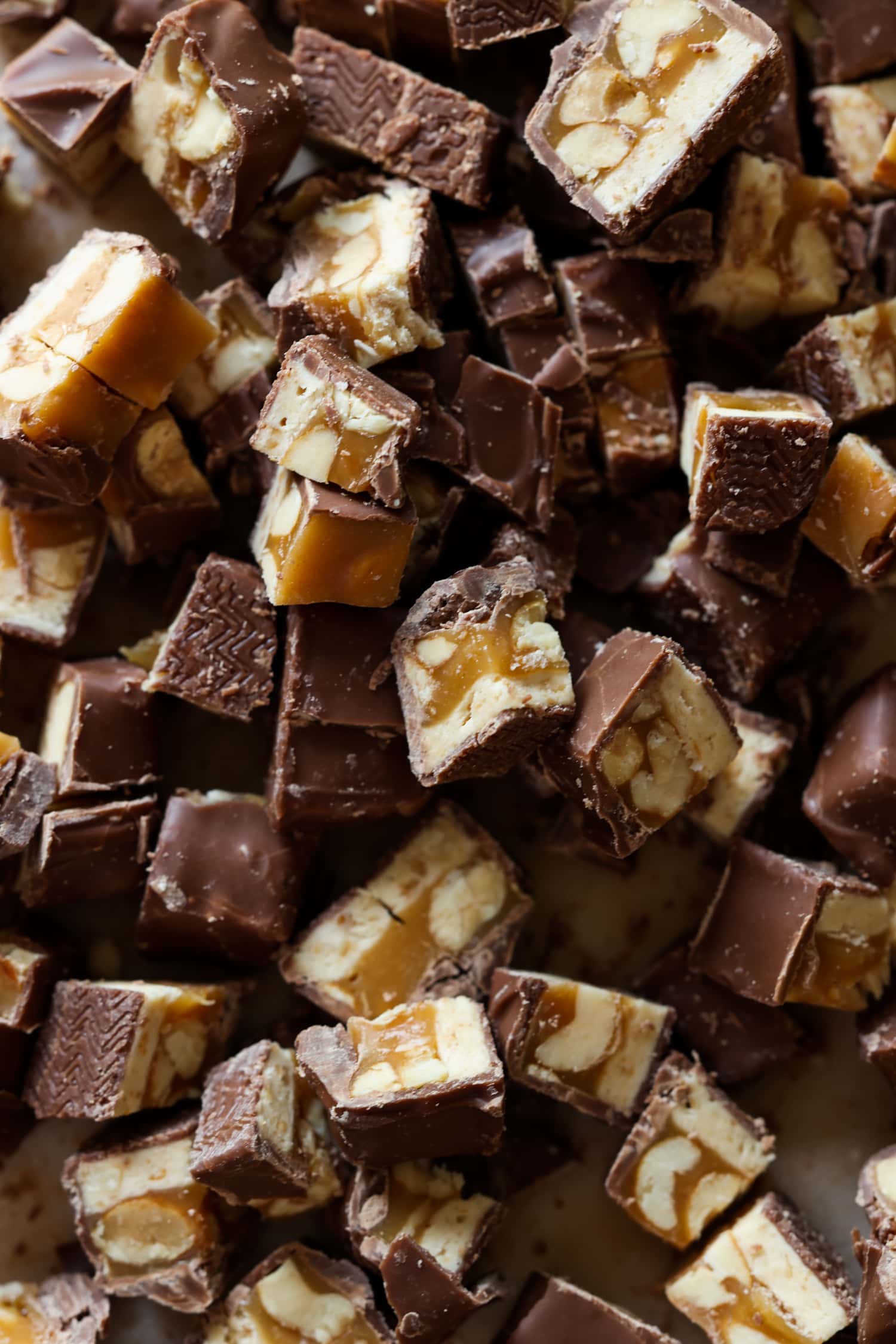 barras de chocolate Snickers picadas