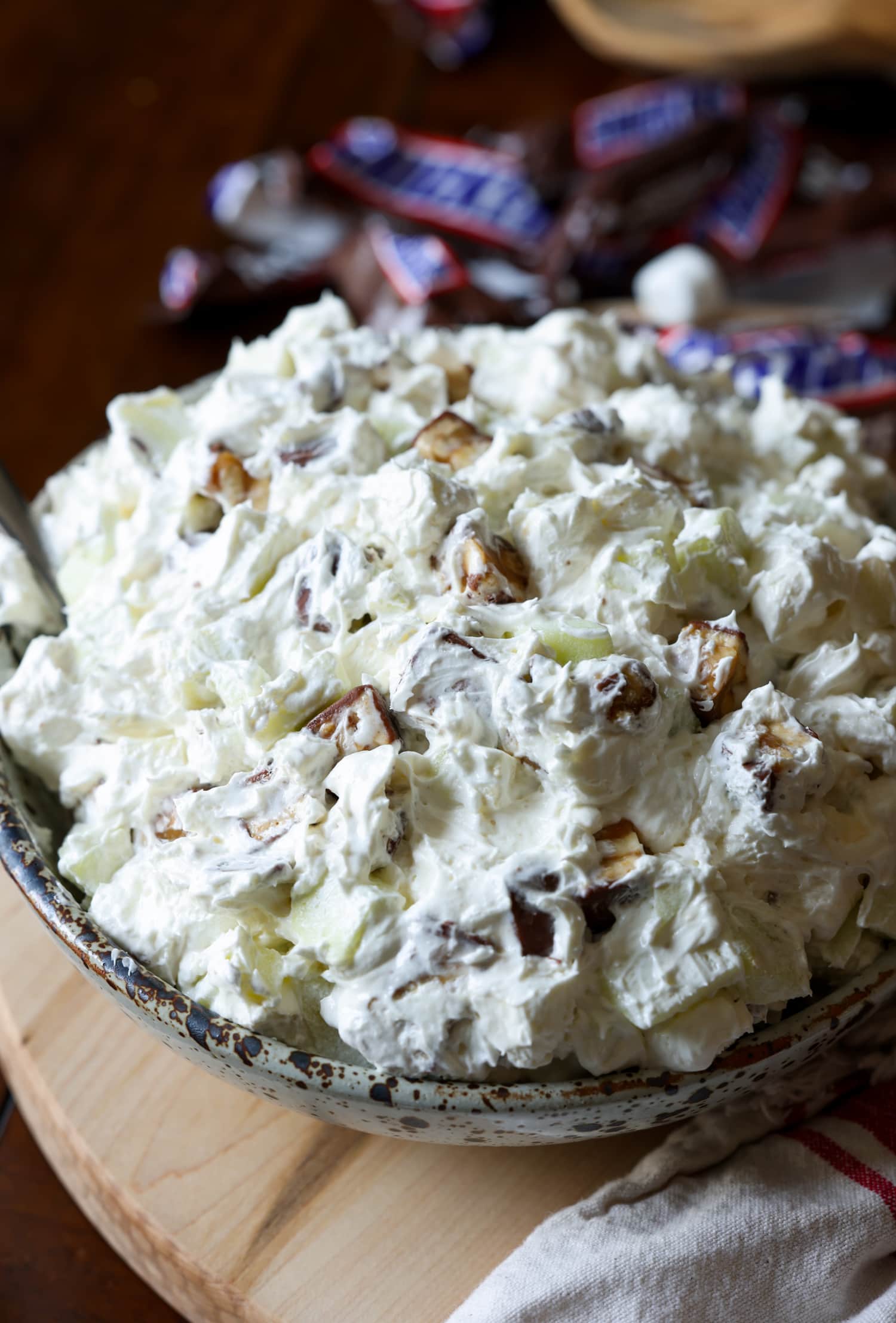 Ensalada Snickers Fluff en un tazón para servir
