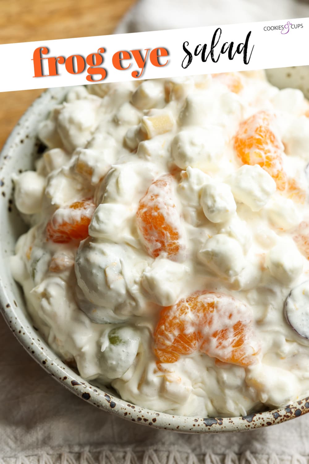 Frog Eye Salad es una ensalada dulce de verano con fruta, natillas, cobertura batida y pasta. ¡Es una delicia de textura y sabor, y es la receta de guarnición perfecta para su barbacoa de verano! Ensalada de ojo de rana Imagen de Pinterest