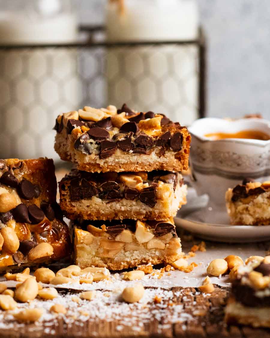 Pila de barras de nuez de chocolate sin tazón