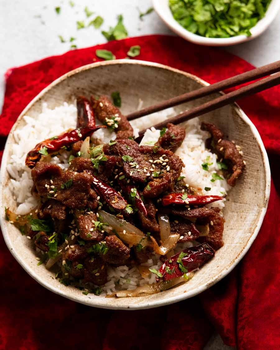 Salteado de cordero con comino de Xinjiang sobre arroz