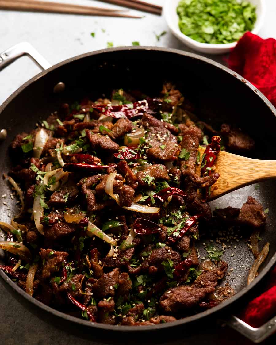 Salteado de cordero con comino de Xinjiang recién hecho