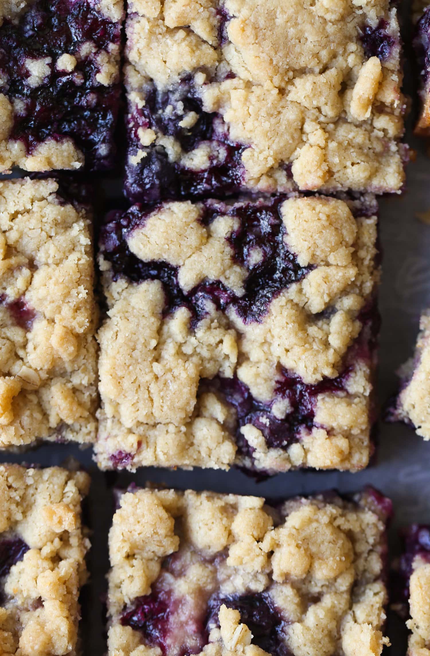 Las Blueberry Crumble Bars son mantecosas, dulces y están llenas de arándanos frescos y jugosos. ¡Estos son el postre de arándanos perfecto para el verano! Crumble topping en barras de arándanos cerrar