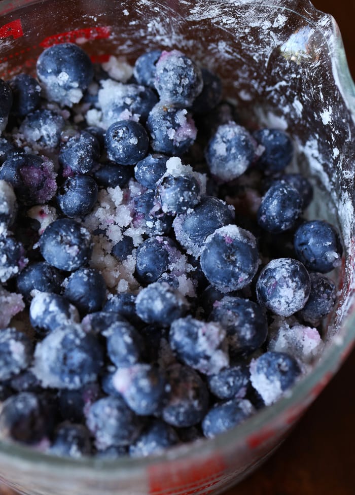 Las Blueberry Crumble Bars son mantecosas, dulces y están llenas de arándanos frescos y jugosos. ¡Estos son el postre de arándanos perfecto para el verano! Arándanos frescos recubiertos de azúcar para Blueberry Crumble Bars